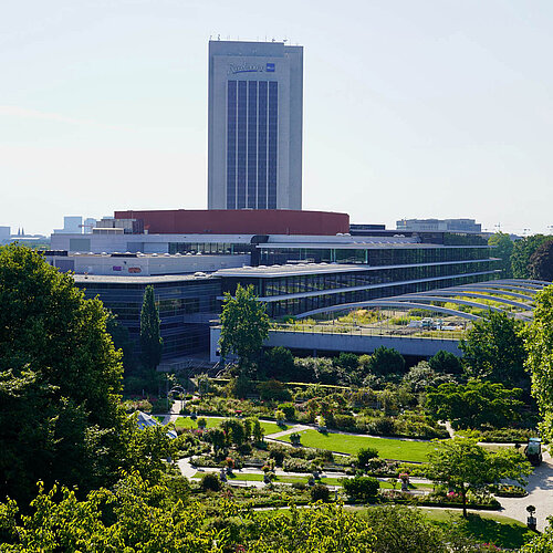 CCH - Congress Centre Hamburg | Exterior view from Planten un Blomen Park CCH - Congress Centre Hamburg | Exterior view from Planten un Blomen Park