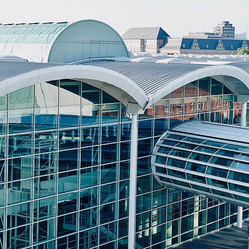 Hamburg Messe - Glass facade of the B halls on Karolinenstraße with Skywalk Hamburg Messe - Glass facade of the B halls on Karolinenstraße with Skywalk
